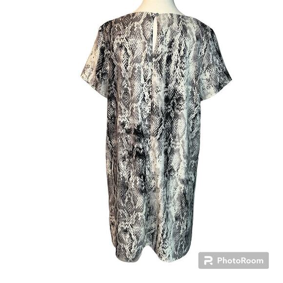 She + Sky Snakeskin Print Lined Short Sleeve Mini Shift Dress Size L Gray White - Picture 4 of 13
